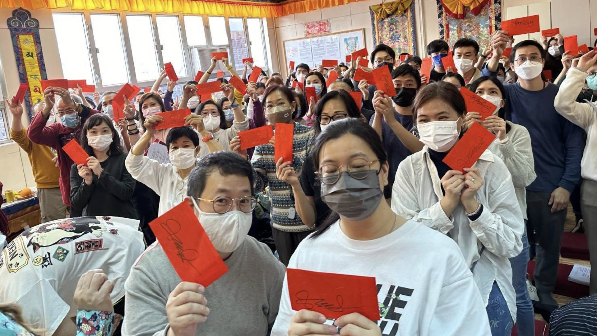 2024.1.21(日)，台灣暨香港佛學中心同時舉行歲末除障祈福法會。 香港依旺中心參加的弟子信眾多達111位，座無虛席，佛堂上洋溢著興奮氛圍。 尤其金剛上師 邱吉洛卓仁波切更利用此機會為使弟子信衆來年身體康安、工作事業順利、財運廣進，特別於今日法會親自事先簽名111個過新年紅包由劉蕙寧師姊前往香港代表上師分送諸位弟子信衆們。 準備111個紅包，也非常妙有地全部分送每人1個紅包，正好人人都有。奇妙哉！ 「111」是代表起始,三個「1」代表三個起始的好兆始。 相信來年大家皆能圓滿吉祥，恭喜大家 !